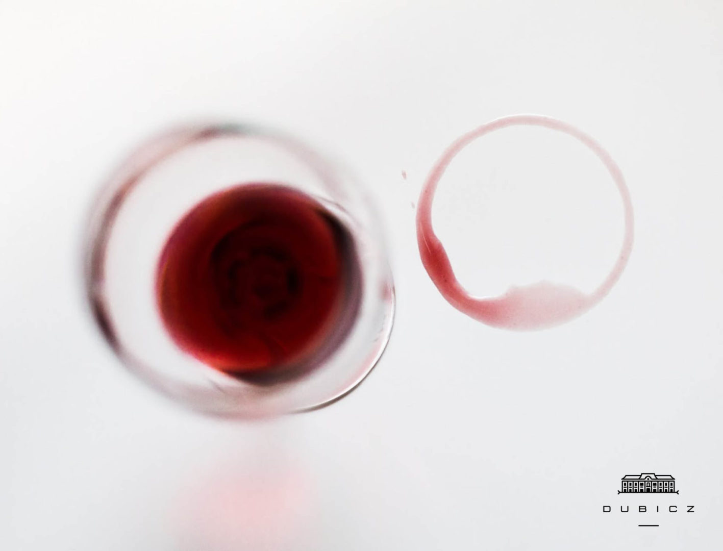 Hogyan tüntessük el a vörösbor okozta foltot?